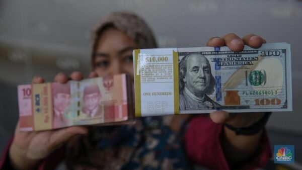 Rupiah Turun, Dolar AS Capai Rp16.720