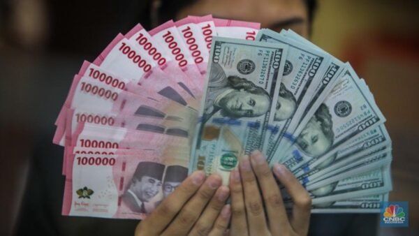 Rupiah Tertekan, Dolar AS Capai Rp16.710