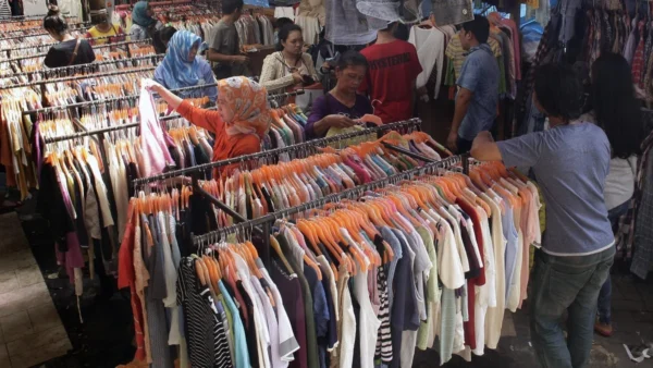 Baju Impor Bekas Membludak 3.600 Ton di 2024!