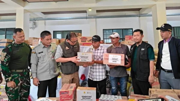 KRI Makassar Angkut Bantuan Kementan ke Sumatera