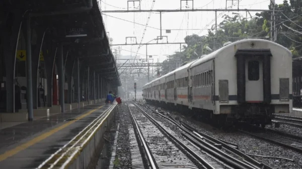Genangan Air Hambat Perjalanan Kereta di Purwakarta