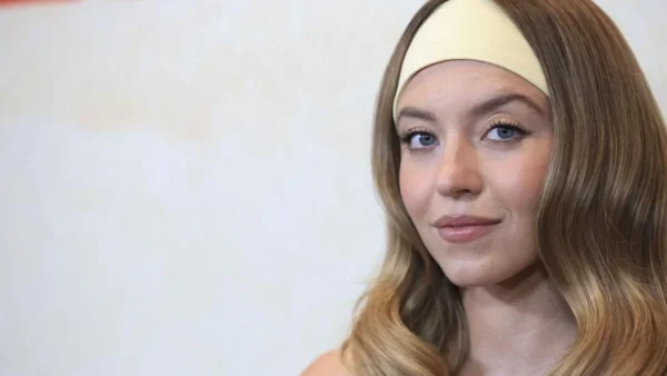 Sydney Sweeney Gantung Bra di Hollywood Sign, Terancam