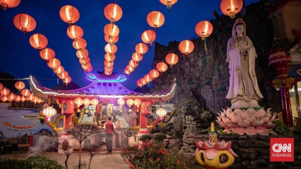 Keindahan Sembahyang Malam Imlek di Vihara Boen San Bio