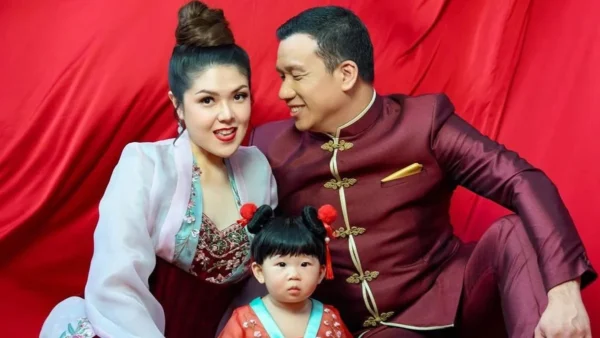 Tina Toon Kenalkan Anak Saat Imlek