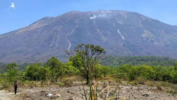 Pendakian Gunung Agung Ditutup, Ada Apa?