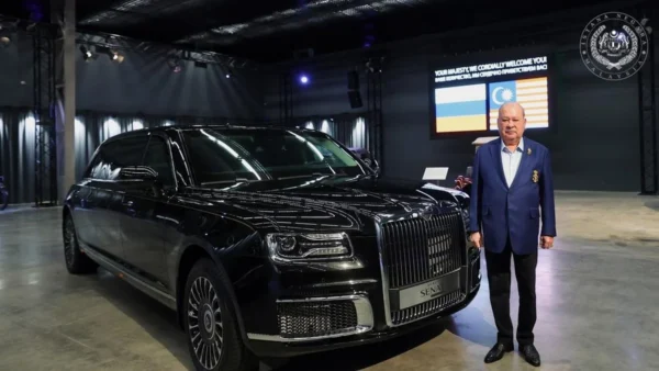 Sultan Ibrahim Pamer Koleksi Mobil Mewah Putin